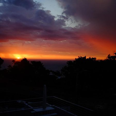 דירות קייפטאון Bright Camps Bay Loft With Stunning Views And Shared Pool מראה חיצוני תמונה