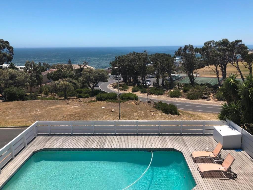 דירות קייפטאון Bright Camps Bay Loft With Stunning Views And Shared Pool מראה חיצוני תמונה