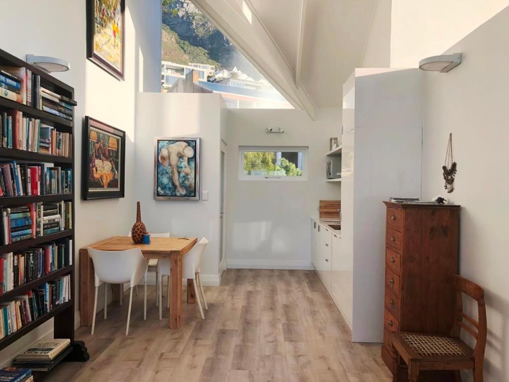 דירות קייפטאון Bright Camps Bay Loft With Stunning Views And Shared Pool מראה חיצוני תמונה
