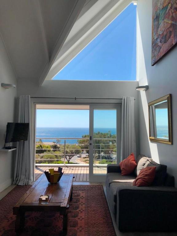 דירות קייפטאון Bright Camps Bay Loft With Stunning Views And Shared Pool מראה חיצוני תמונה