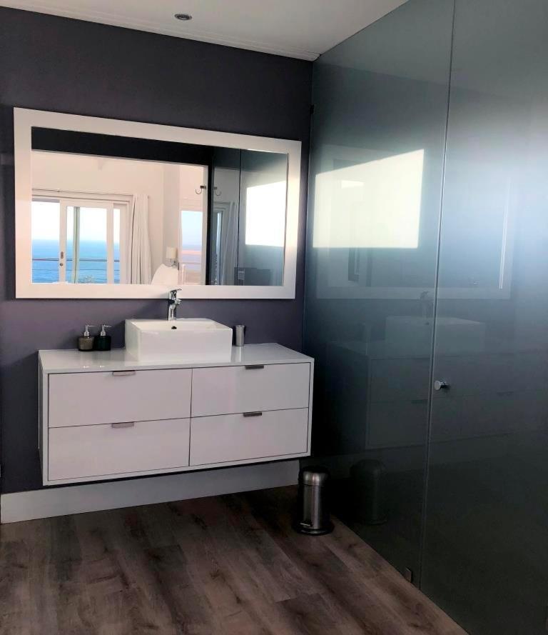 דירות קייפטאון Bright Camps Bay Loft With Stunning Views And Shared Pool מראה חיצוני תמונה