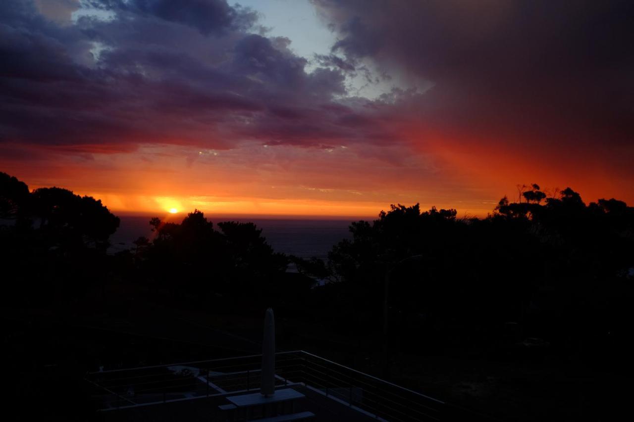 דירות קייפטאון Bright Camps Bay Loft With Stunning Views And Shared Pool מראה חיצוני תמונה